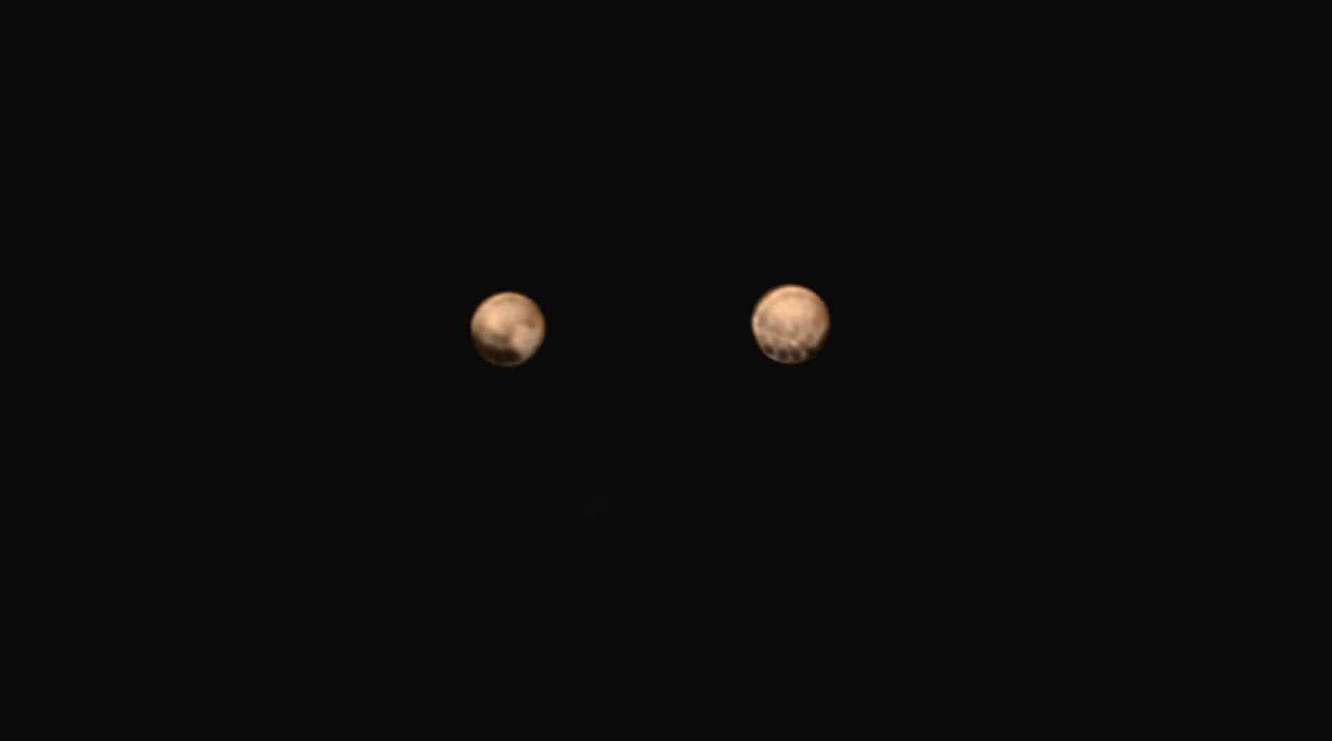 Rätselhafte Flecken auf dem Pluto lassen Wissenschaftler aufhorchen.